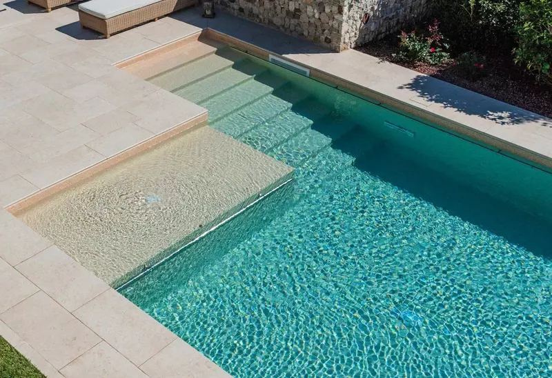 płytki wokół basenu.webp